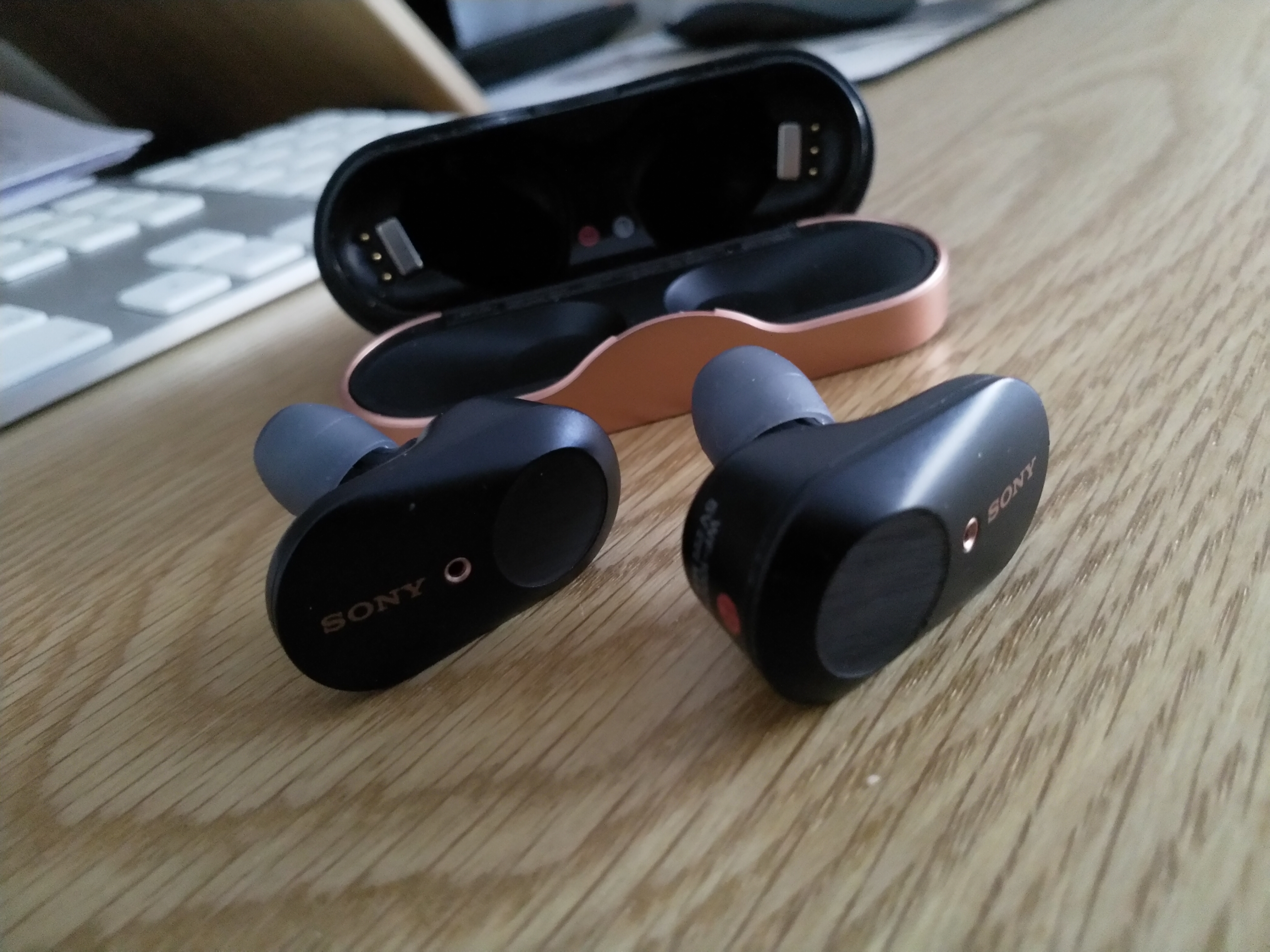 Sony WF-1000XM3 et leur boitier
