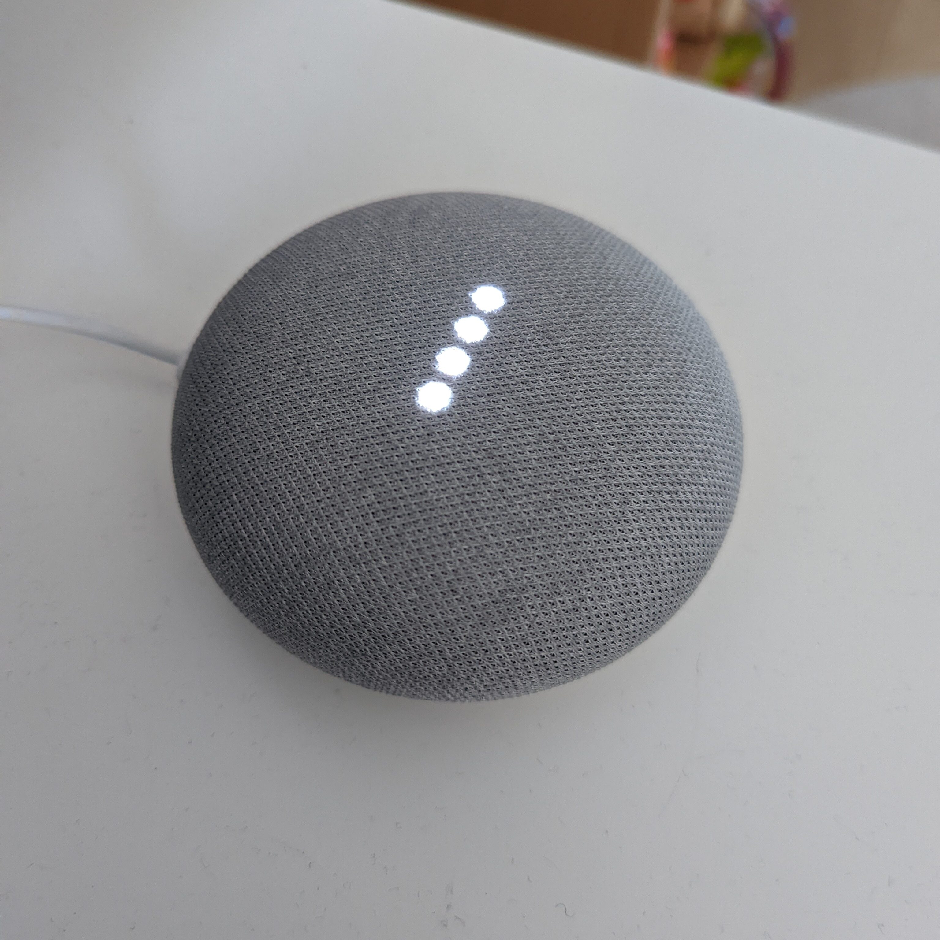 Google Home Mini en cours d&rsquo;écoute